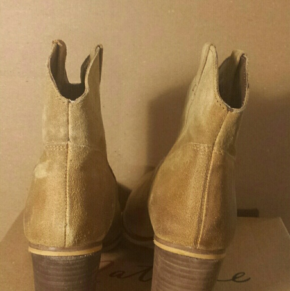 🍁🍂FALL MUST HAVE 🍁🍂Tan Suede Booties. Sz.10M - Picture 3 of 6